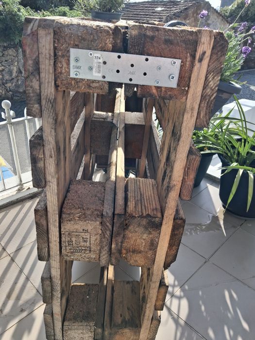 Floreira vertical/suporte rústico para plantas em palete