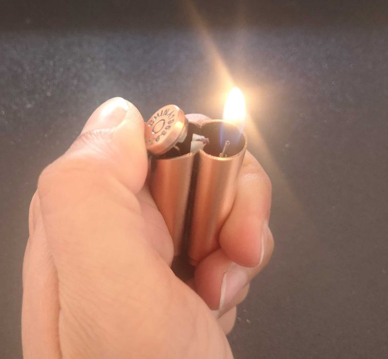 Isqueiro a gás com formato de munição