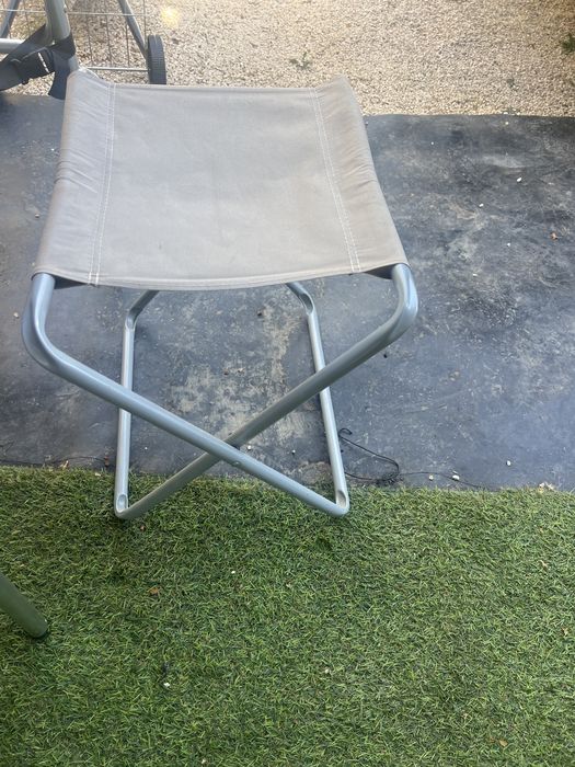 Estou vendendo mesa dobravel e cadeira
