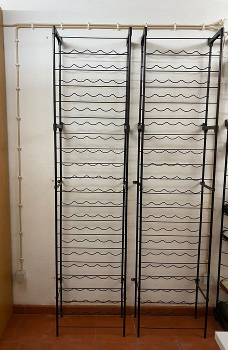 Garrafeira metálica vertical com capacidade para 105 garrafas