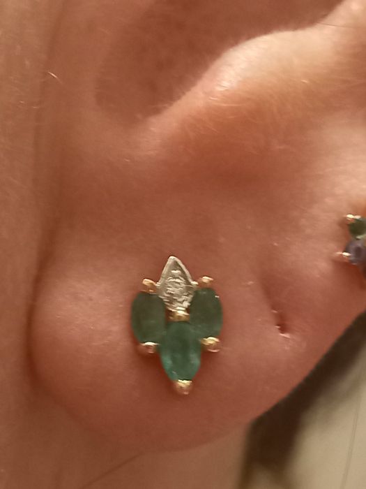 Золотое кольцо и пуссеты с изумрудами и бриллиантами