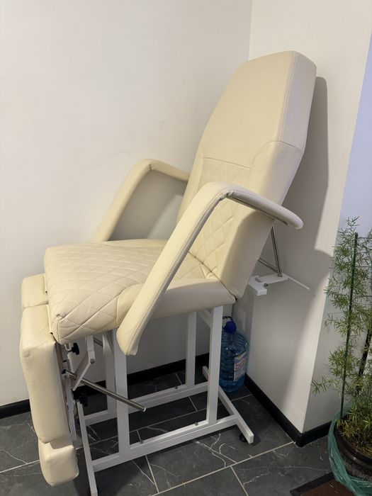 Педикюрне крісло-кушетка + стілець майстра + підставка.