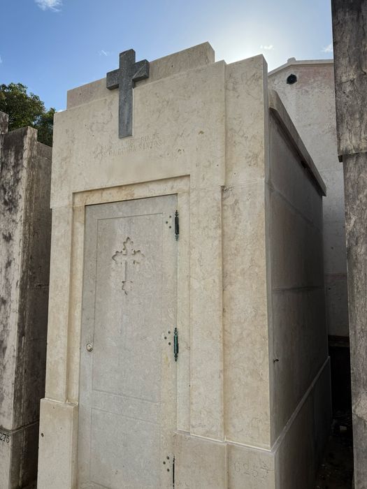 Jazigo familiar – 7 lugares – Cemitério do Alto de São João – 30.000 €