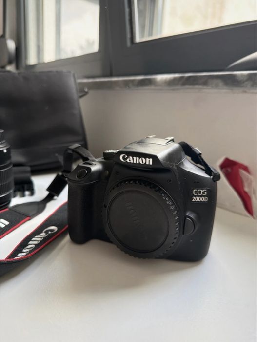 Canon EOS 2000D DSLR Camera + EF-S 18-55mm IS II Lens + Bag + Charger