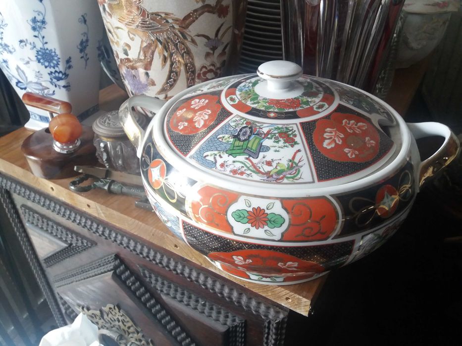 Várias loiças Vista Alegre e outras recheio de Apartamento