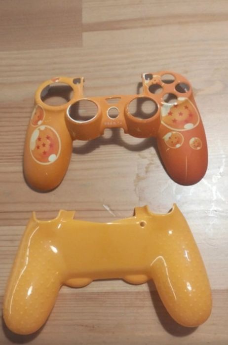 Playstation 4 com os controles e um despostivo de botões extras