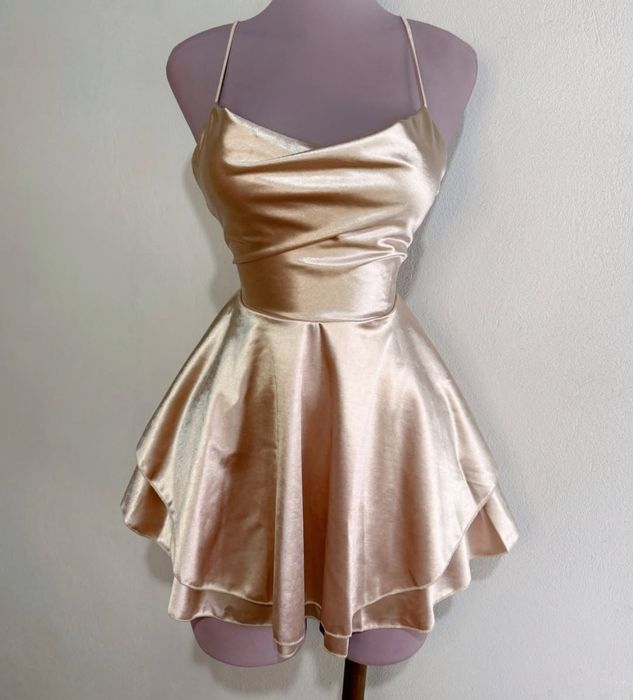 Атласна сукня з відкритою спиною