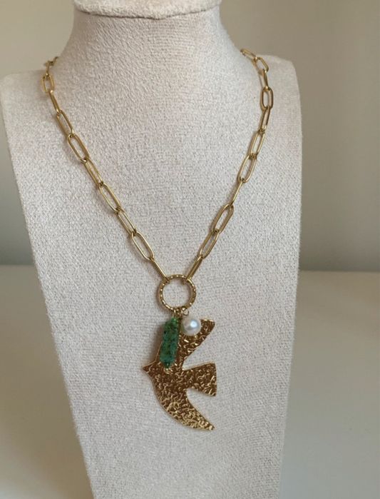Colar em aço com pendentes de Andorinha, uma pérola e uma peça verde
