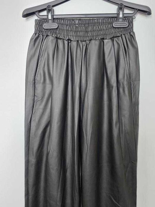 Женские черные кожаные штаны брюки джоггеры на резинке эко-кожа карманы размер xs-s 42-44 черные бананы зауженные свободные