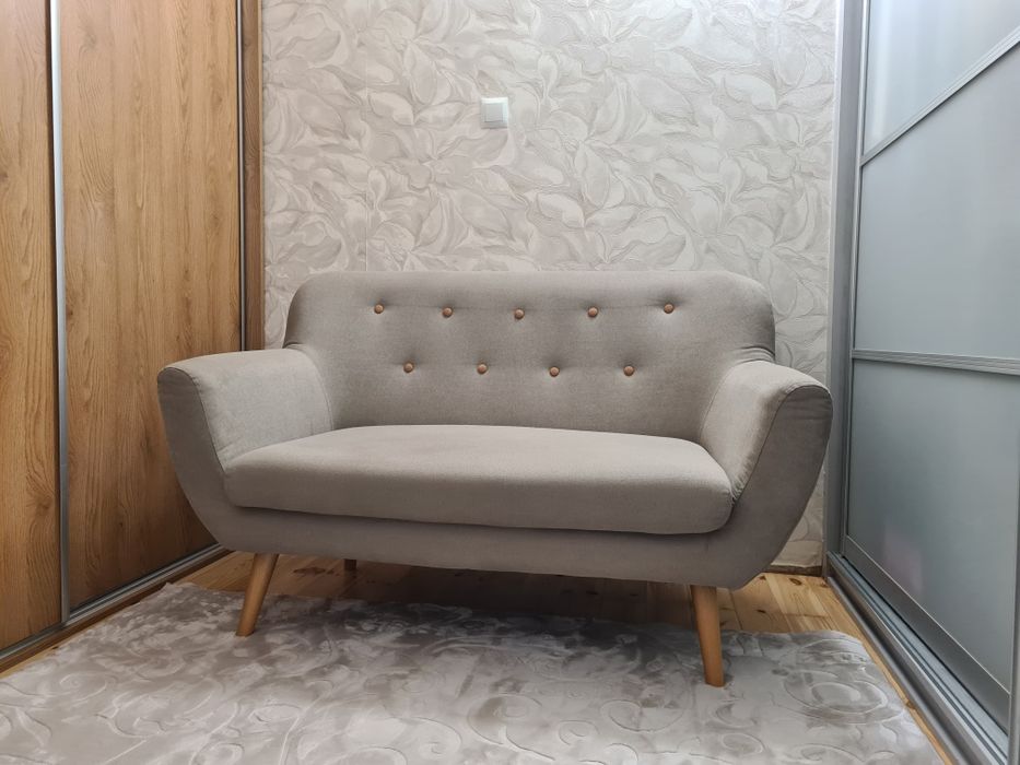 Sofa 2 osobowa na nóżkach