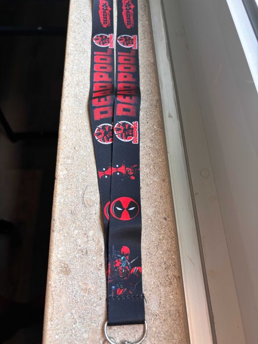 Fita Porta-Chaves / Porta-Cartões – Deadpool Logo & Frases