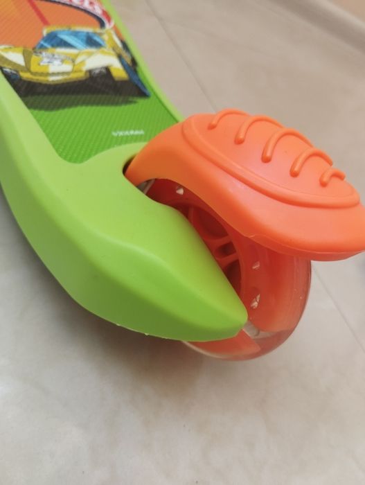 Не дорого. Новый детский самокат,рюкзак+ колеса светятся,красивый цвет