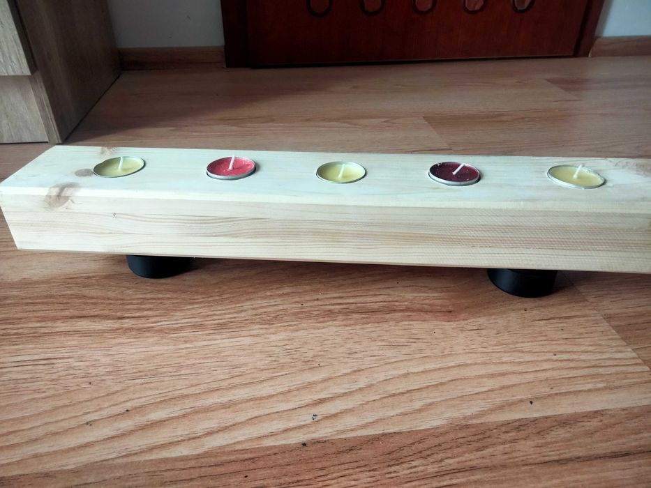 Świecznik drewniany.