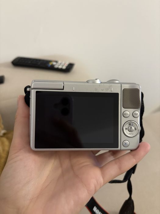 Canon EOS M100 mirrorless