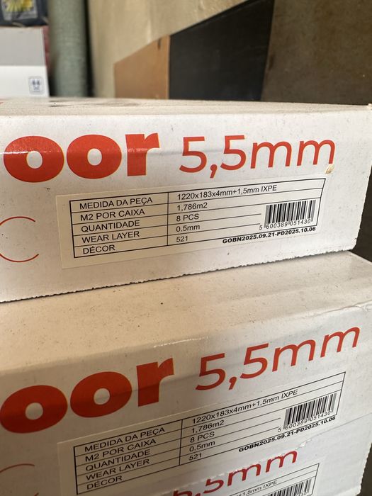 Piso vinilico cor cinza escuro  5,5mm