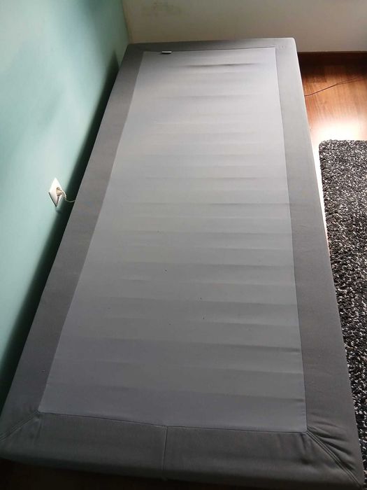 Sommier IKEA Lyngor com capa e pés