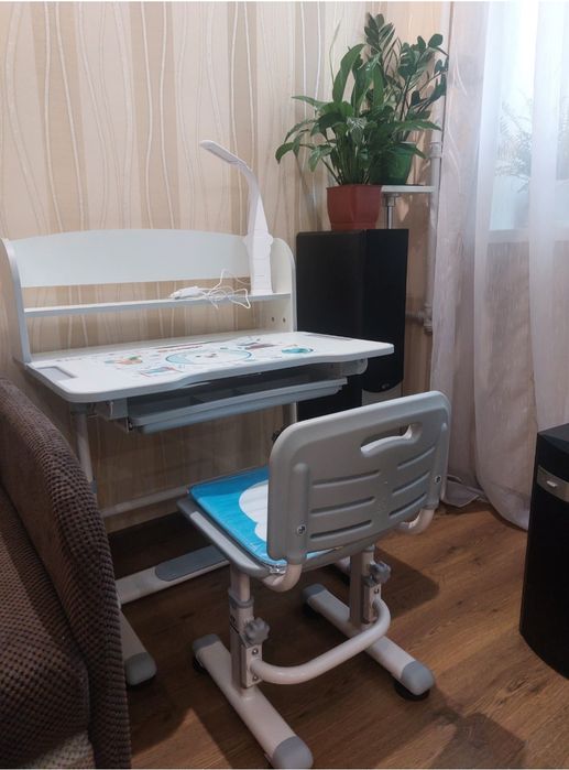 Парта стол стульчик полка лампа