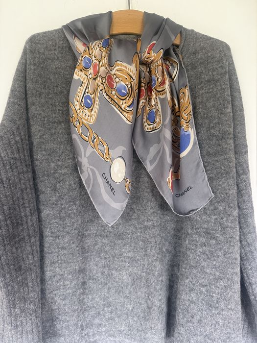 Apaszka Chanel z delikatnego muślinowego jedwabiu