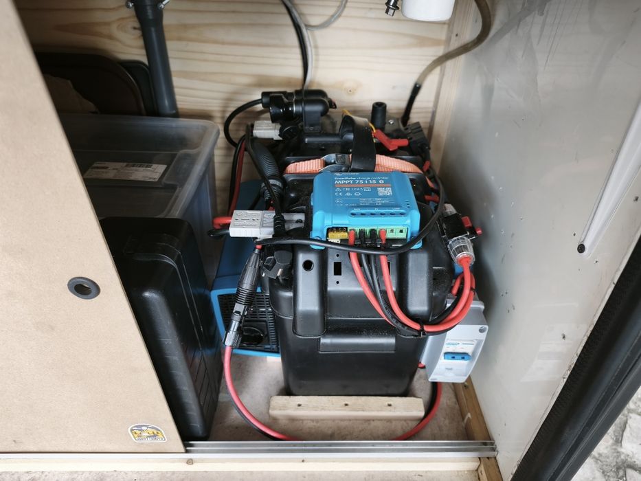 Mini caravana com tenda e sistema offgrid