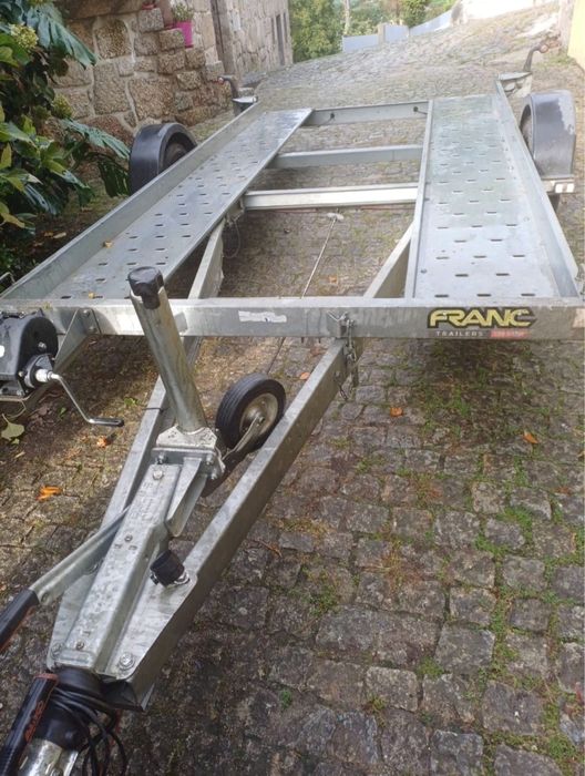 Reboque atrelado porta viaturas