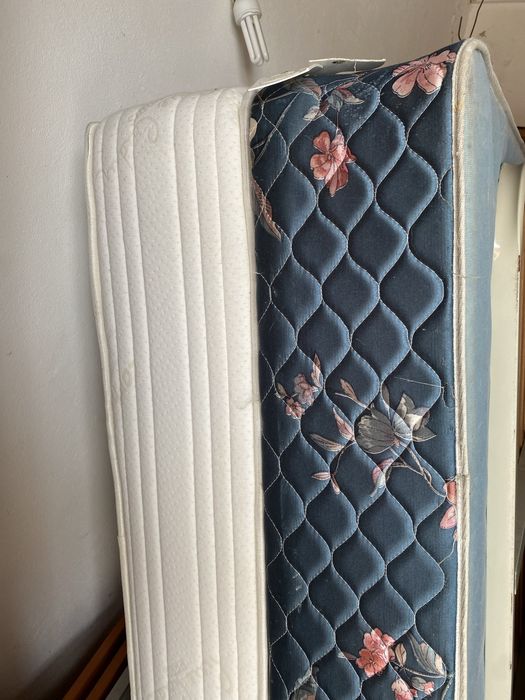 Cama de casal com colchoes e estrado