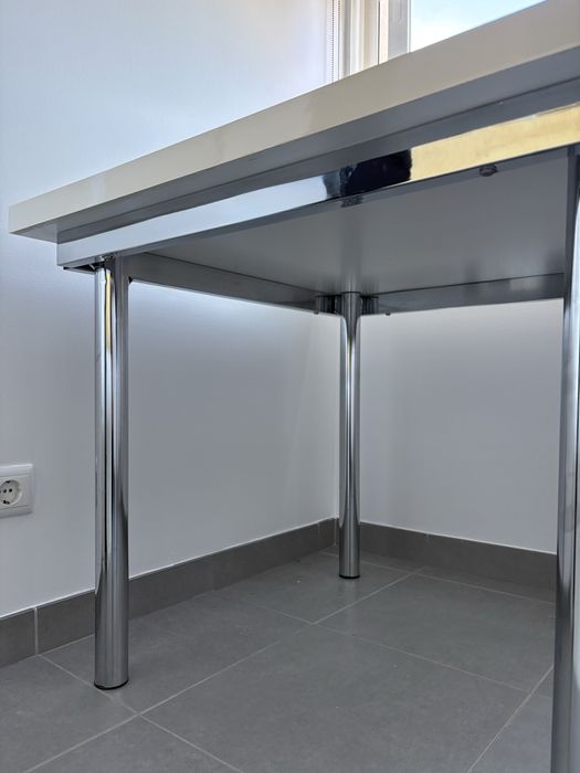 Mesa quadrada 90x90 cm, em excelente estado, tampo branco brilhante e pernas metálicas. Ideal para cozinha, sala ou escritório.