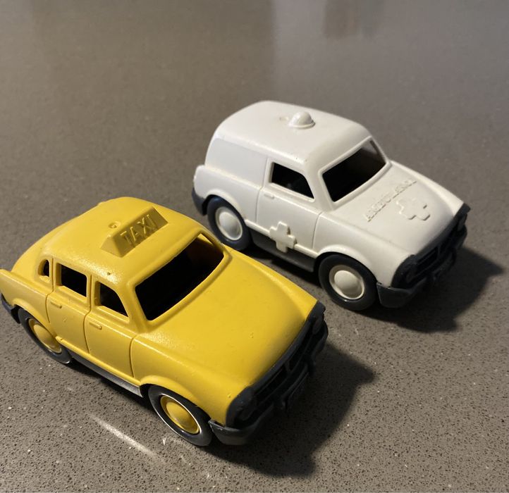 Carros de brincar 100% reciclado