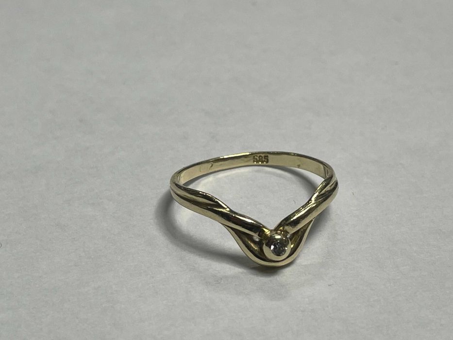 Złoty pierścionek 14kt (585) 1,59 gram z diamentem 0,02ct roz. 11