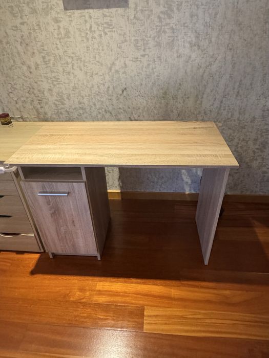 Secretária com arrumação