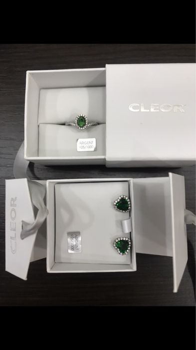 Срібний набір з зеленими каменями