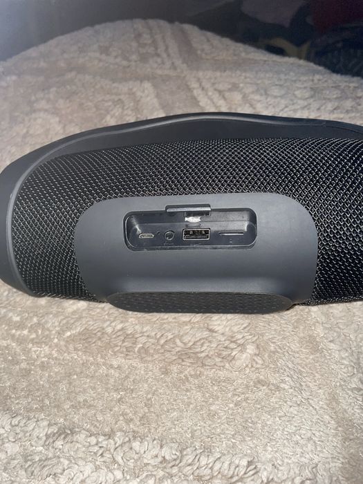 Колонка JBL з чорную ручкою та зарядним кабелем