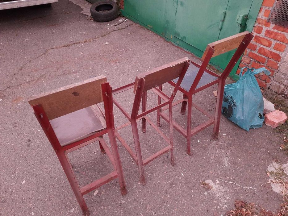 Продаю металлические стулья
