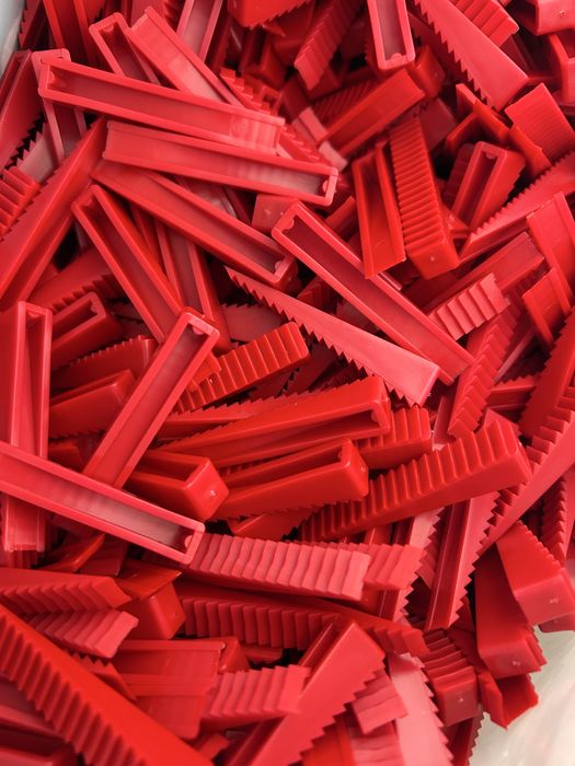 System poziomujacy płytki