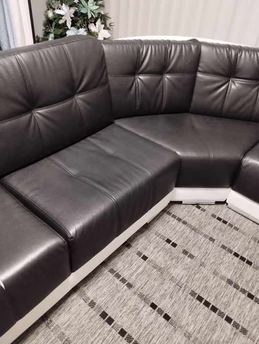 Sofa em formato L com alguns danks