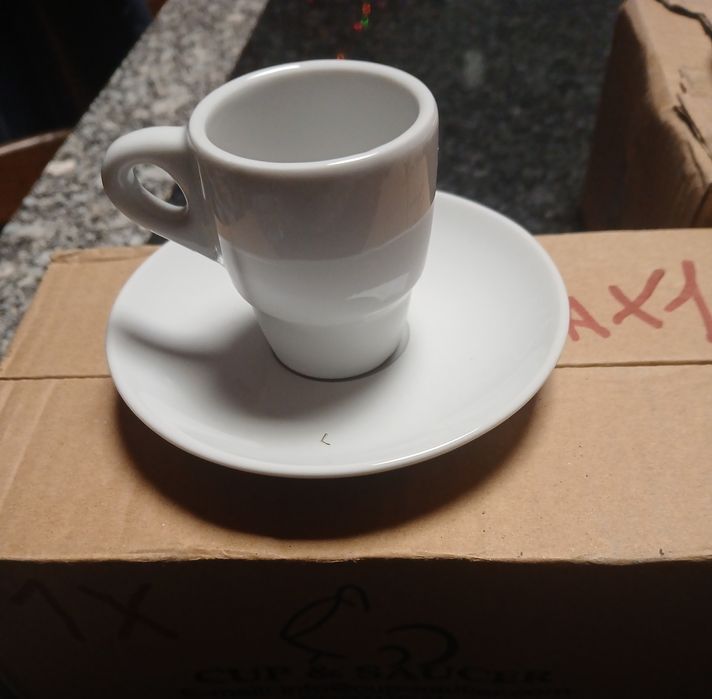 Delta e Segafredo conjuntos de chávenas e pires de café e chá. Ler des