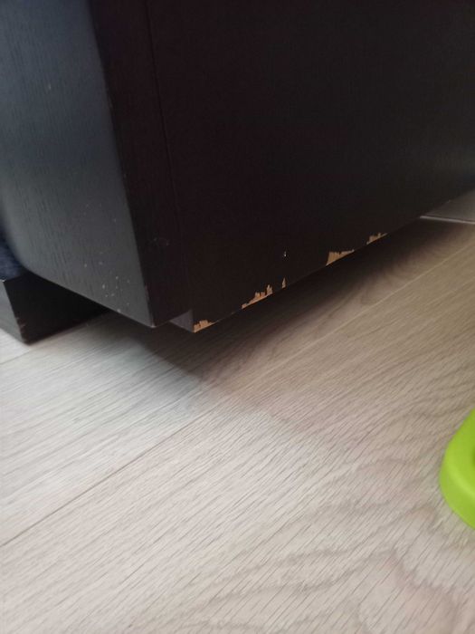 Aparador Wenge c/ linhas modernas e bastante arrumação