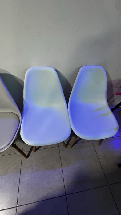 8 cadeiras, 6 cinzentas e 2 azuis