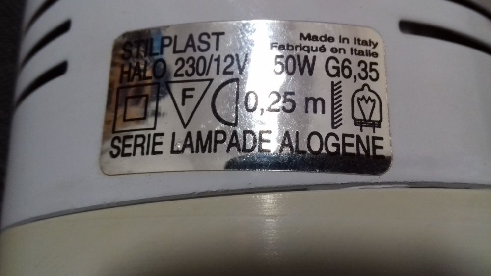 Dois (2) projectores/focos para lâmpadas de halogéneo e LED.