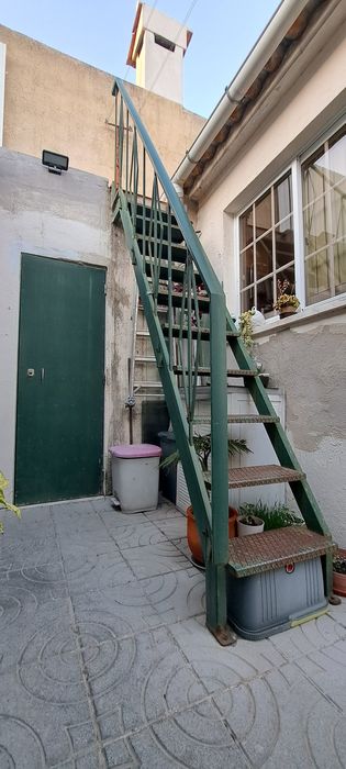 Escadas de ferro galvanizado em muito boas condições