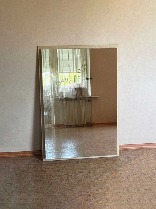 Велике настінне дзеркало