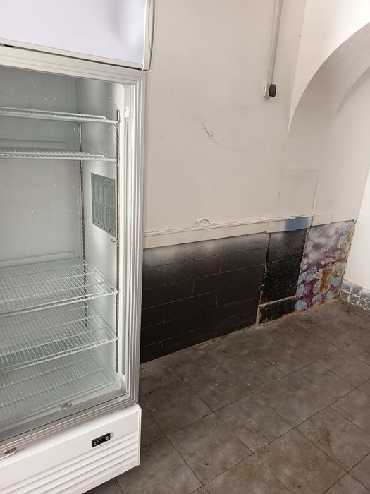 Frigorífico de duas portas (como novo), nunca utilizado, permaneceu no armazém depois de comprado