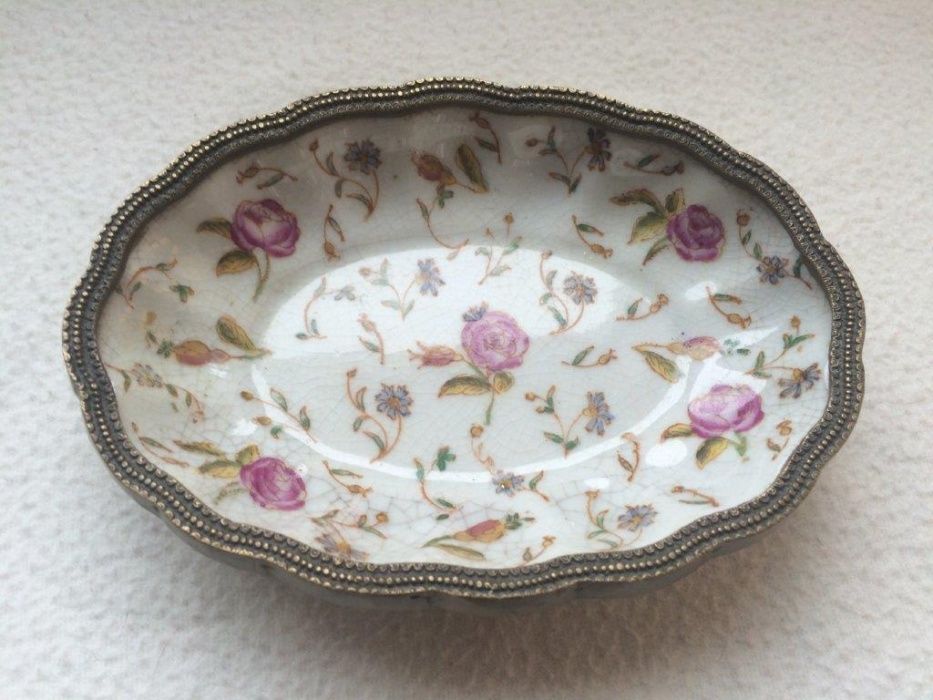 Saboneteira em porcelana e metal