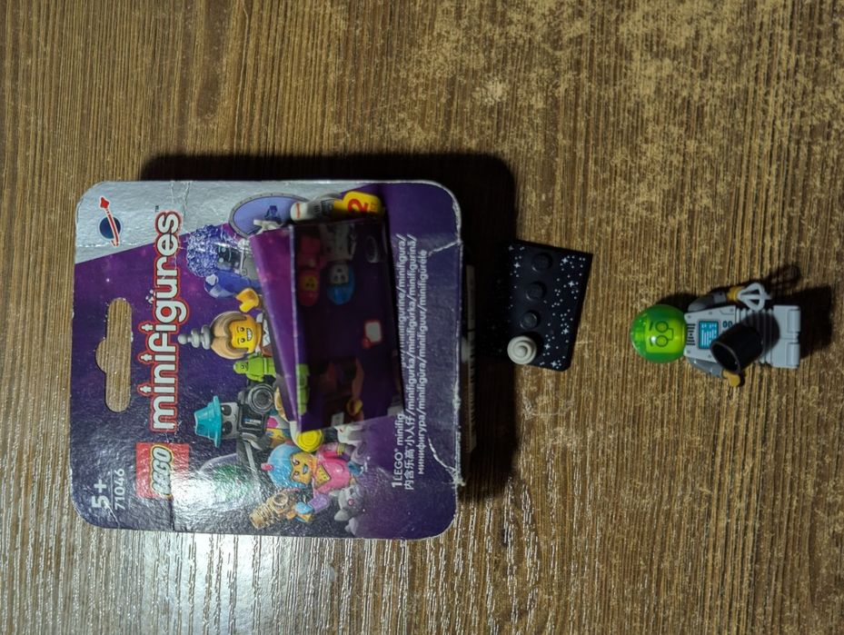 З коробкою Лего минифигурки lego Minifigures series 25 spiderman