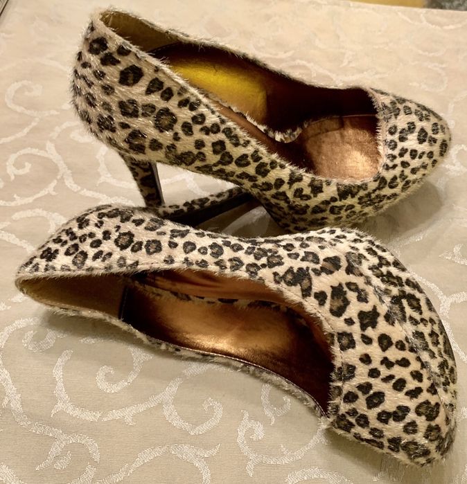Sapatos textura pelo tigresa tam 36