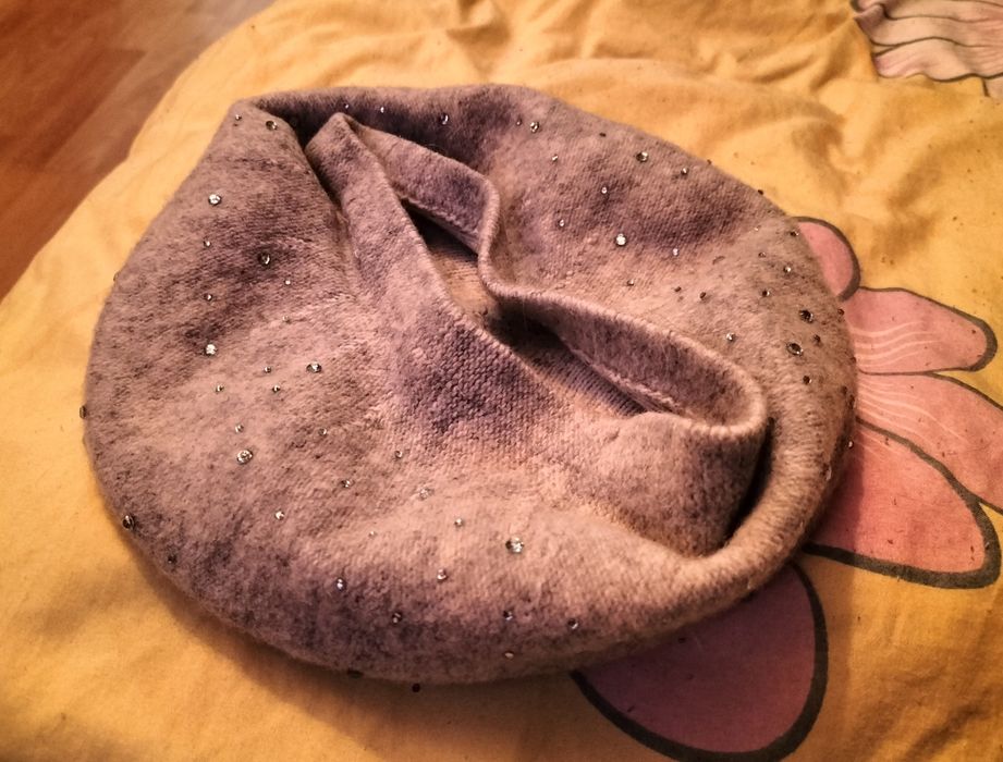 Beret damski z błyskotkami