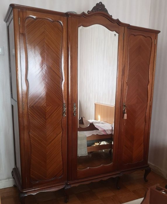 Guarda vestidos antigo.
