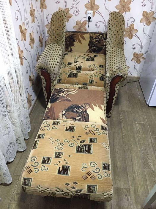 Шкаф. Кресло-кровать.Зеркало.