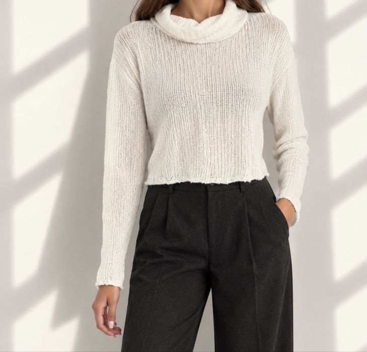 Prążkowy sweter z golfem skrócony krój crop top Quiosque S 36 kremowy dzianina