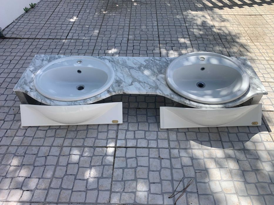 Bancada para WC em pedra com dois lavatórios Indusa