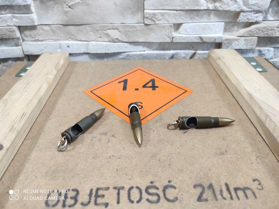 Zielony lakierowany brelok do kluczy Breloczek Pocisk Kałasznikow 7,62 x 39 otwieracz do butelek